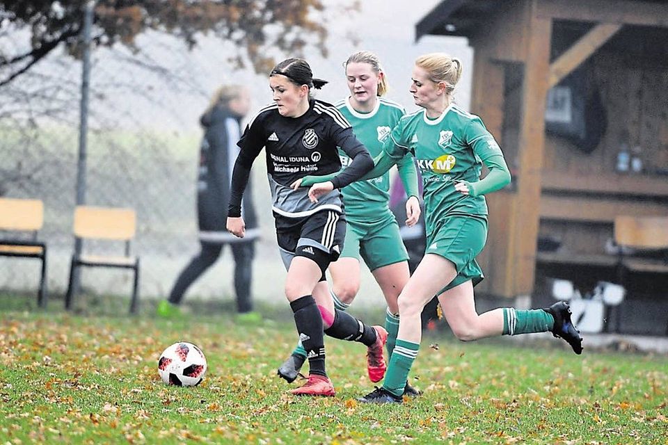Nicht aufzuhalten war in dieser Szene Schlichthorsts Alina Determann (links), die auch das 5:0 erzielte.