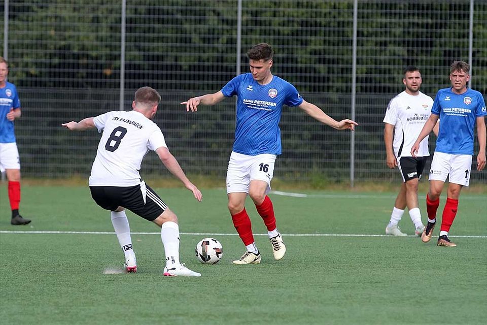 Tom Schäpler aus der Dreier-Abwehrkette des TSB Flensburg. Hier im Hinspiel gegen Ole Sand (8, TSV Kronshagen). Tom Schäpler aus der Dreier-Abwehrkette des TSB Flensburg. Hier im Hinspiel gegen Ole Sand (8, TSV Kronshagen).