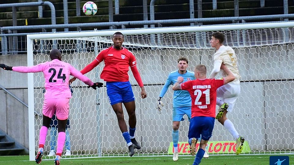 Joyce Tshitokus (Mitte) Einwechslung könnte folgen für den KFC Uerdingen haben. 