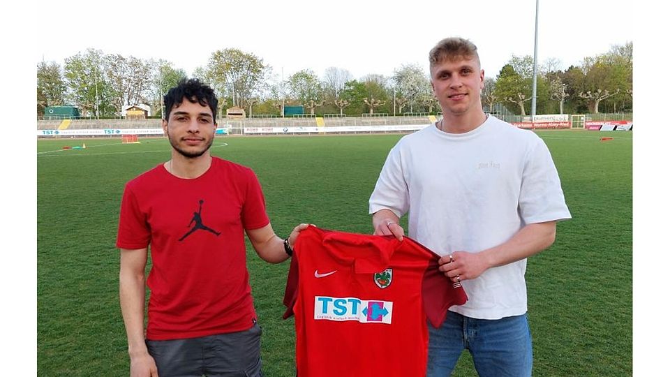 Die U21-Spieler Reda Chikfa (links) und Marco Bresser zukünftig für die erste Mannschaft der Wormser auf.	Foto: Wormatia Worms