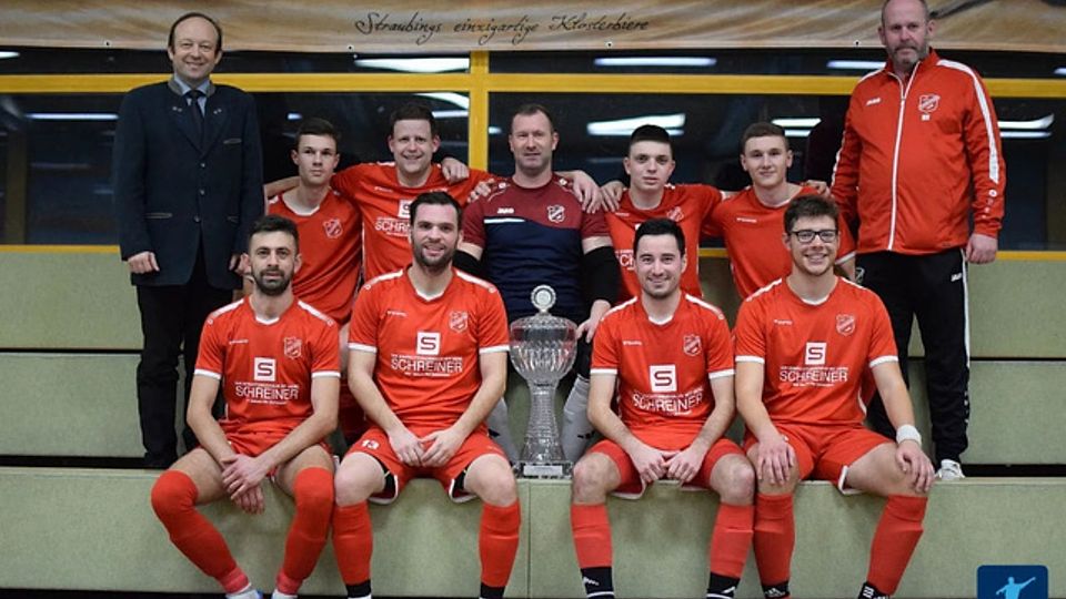 Der FC Straßkirchen holte sich beim eigenen Turnier den Siegerpokal