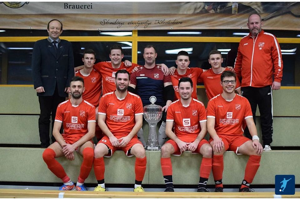 Der FC Straßkirchen holte sich beim eigenen Turnier den Siegerpokal