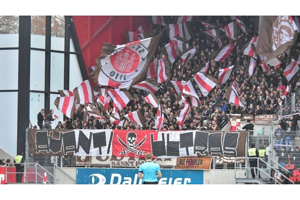 Am Freitag sorgen nach den St. Pauli Fans nun die Kölner Anhänger für Stimmung. F: Staudinger