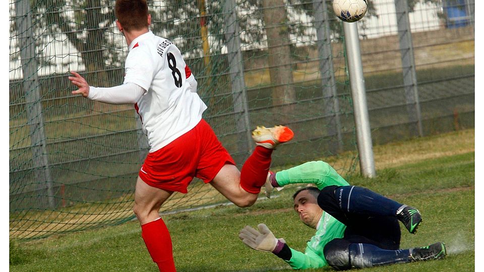 Cool gemacht: Patrick Walldorf trifft über SVA-Torhüter Jens Inzendorfer hinweg zum 2:0 für den ASV.	Fotos (3): Ben