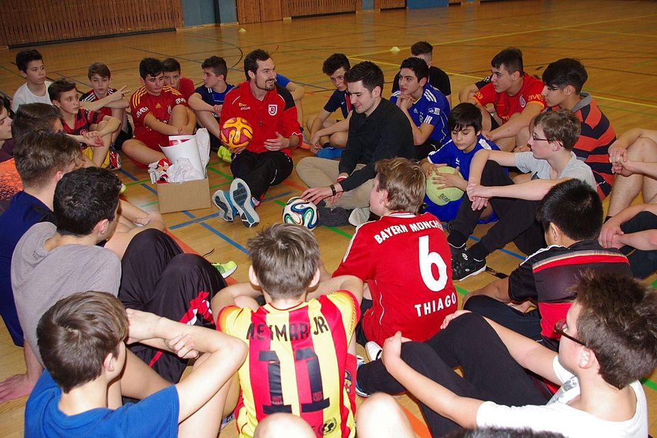 Jahn-Profi Sebastian Nachreiner umringt von fußballbegeisterten Schüler der Mittelschule Neutraubling. Foto: lst