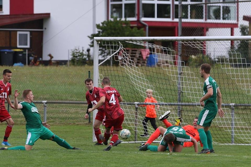 Das musste das 1:0 für Schwalmtal sein, doch Julian Georg (4) schießt Lang-Göns-Keeper Marc Becker an. 	Foto: Raab