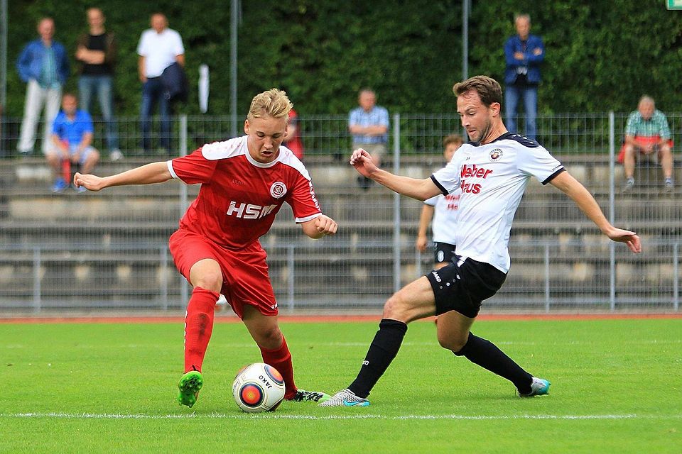 Auch Alessandro Sautter (links) müht sich am vergangenen Samstag gegen den SV Linx (re.: Rico Schmider) - vergeblich. Foto: Karl-Heinz Bodon