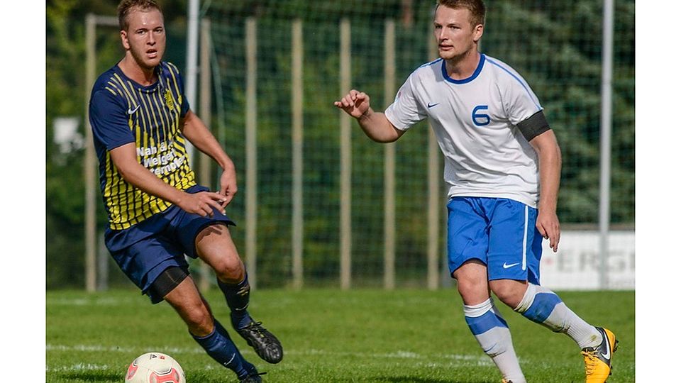 Der SV Lauterhofen (in Blau-Gelb) behauptet auch nach dem 9. Spieltag die Tabellenführung der Kreisliga Neumarkt/Jura Ost. F: Paul Götz