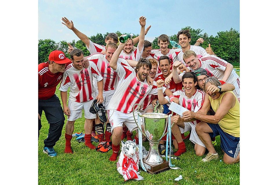 Überschäumende Freude: Die Fußballer des SV Hemmingstedt gewannen überraschend die Heider Stadtmeisterschaft. Foto: gkn
