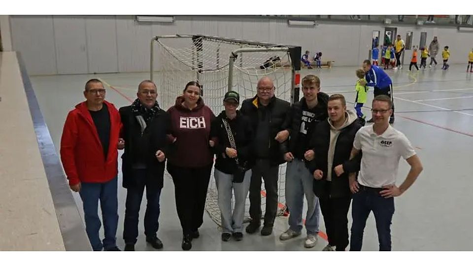 Eine verschworene Gemeinschaft: Der JFV Altrhein wächst besonders an den Aufgaben, die er sich selber stellt. Darunter die Ausrichtung eines Kinderfußball-Turniers für den guten Zweck. Im Bild (v.l.) Norbert Molder, Horst Widder, Isabell Schwark, Yvonne Kretschmann-Popp, Ulrich Schwark, Luc von Wallersbrunn, Lukas Ehrhardt und Christoph Erben.   Foto: Christine Dirigo / pakalski-press