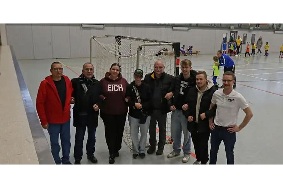 Eine verschworene Gemeinschaft: Der JFV Altrhein wächst besonders an den Aufgaben, die er sich selber stellt. Darunter die Ausrichtung eines Kinderfußball-Turniers für den guten Zweck. Im Bild (v.l.) Norbert Molder, Horst Widder, Isabell Schwark, Yvonne Kretschmann-Popp, Ulrich Schwark, Luc von Wallersbrunn, Lukas Ehrhardt und Christoph Erben.   Foto: Christine Dirigo / pakalski-press