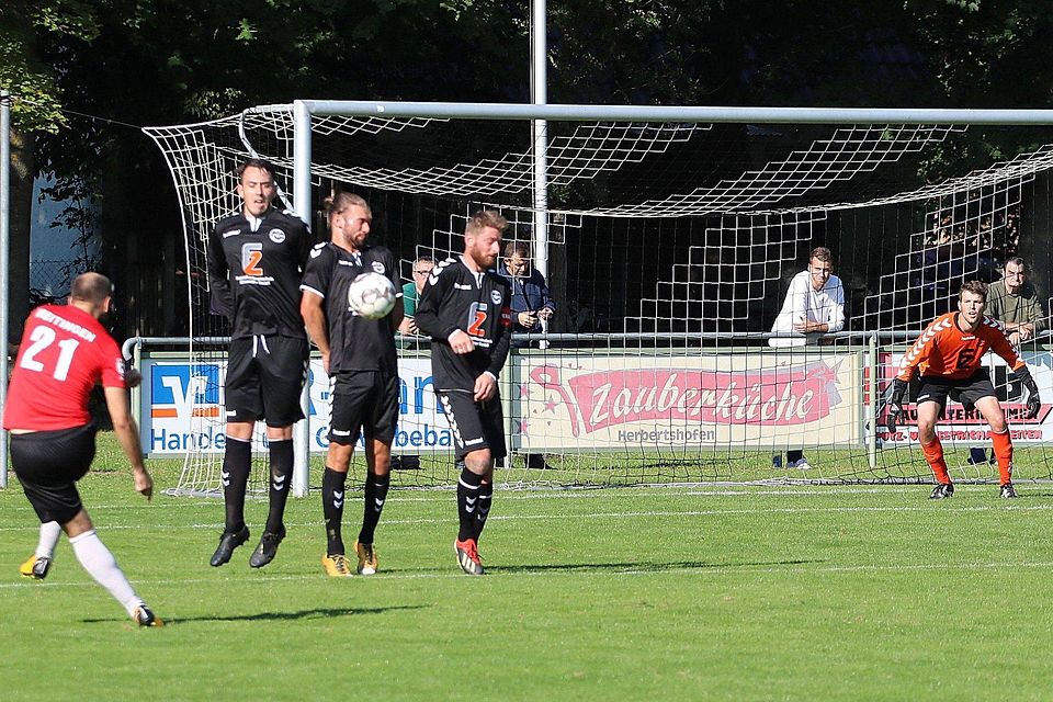 Ecknachs Torwart Hannes Helfer (rechts) dürfte einiges zu tun bekommen. Mit dem TSV Meitingen gastiert die offensivstärkste Mannschaft der Liga beim VfL.