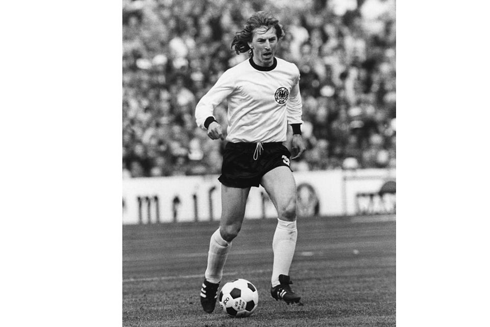 Am 7. Juli 1974, dem Tag seines 30. Geburtstags, wurde der Wiesbadener Jürgen Grabowski mit der deutschen Elf Weltmeister – am Freitag steigt in Biebrich das Spiel in Gedenken an „Grabi“.  	Archivfoto: dpa