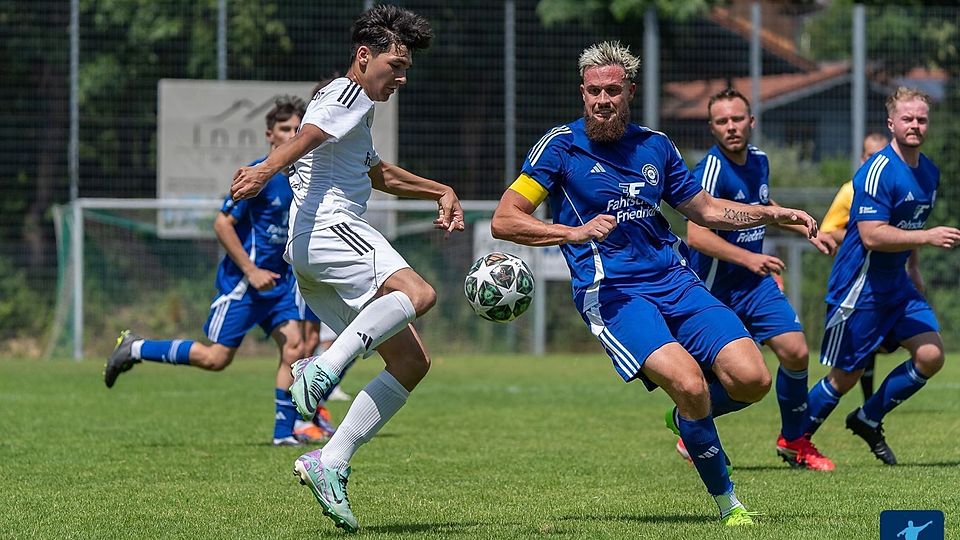 Die DJK Böhmzwiesel (in blau) startete mit einem Punktgewinn in die neue Saison.