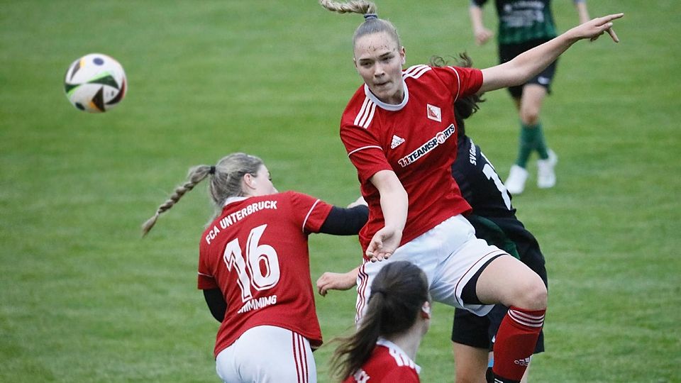 Die Spielerinnen des FC Ampertal Unterbruck taten sich vor allem in der ersten Halbzeit sehr schwer.