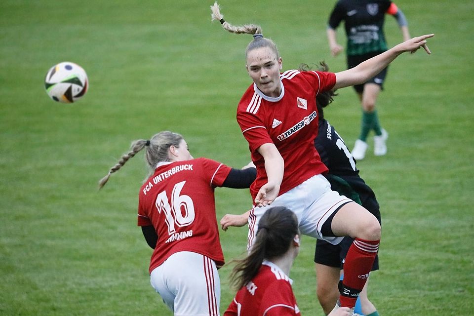 Die Spielerinnen des FC Ampertal Unterbruck taten sich vor allem in der ersten Halbzeit sehr schwer.