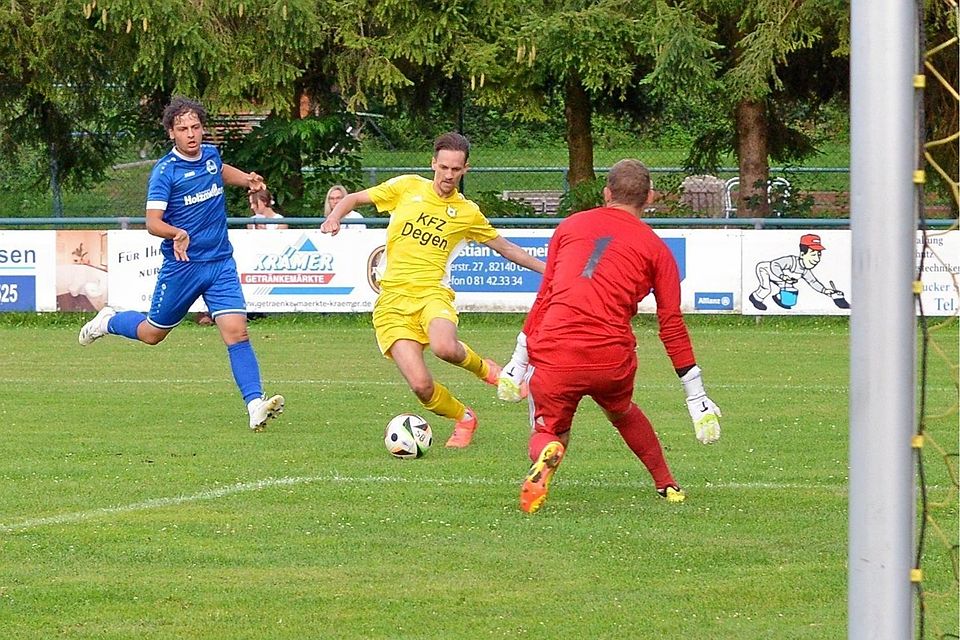 Das Nachsehen im Nord-Gruppenfinale hatte der FC Aich (in Blau). Der TSV Geiselbullach (gelbe Trikots) setzte sich mit 3:2 durch.