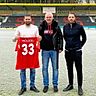 Sascha Mölders (links) und Hans-Jürgen Boysen (Mitte) bilden das neue Trainerteam in Großaspach. Vorstandsmitglied Michael Ferber freut sich darüber.