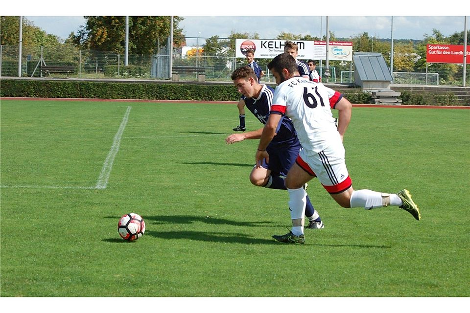 Der FC Kelheim (weiß) erwischte den Tabellenführer am falschen Fuß.  Archivfoto: mar