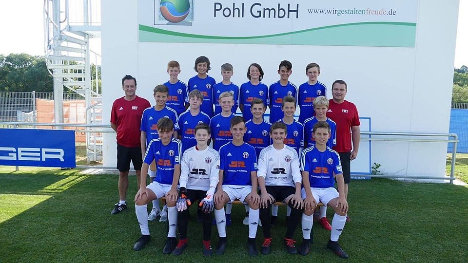 Das Trainerduo HartlSteinhauser posierte mit den U14-Spielern für das obligatorische Mannschaftsfoto.