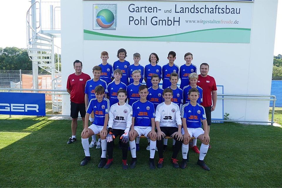 Das Trainerduo HartlSteinhauser posierte mit den U14-Spielern für das obligatorische Mannschaftsfoto.