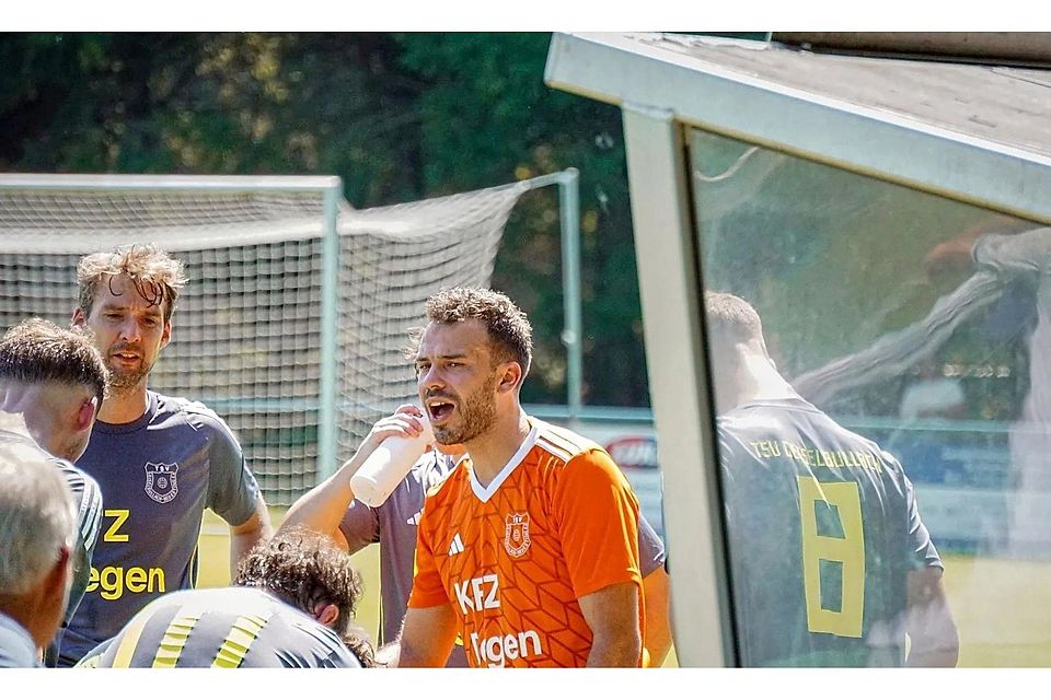 Geiselbullachs Spielertrainer Stefan Held mit seinen Spielern.