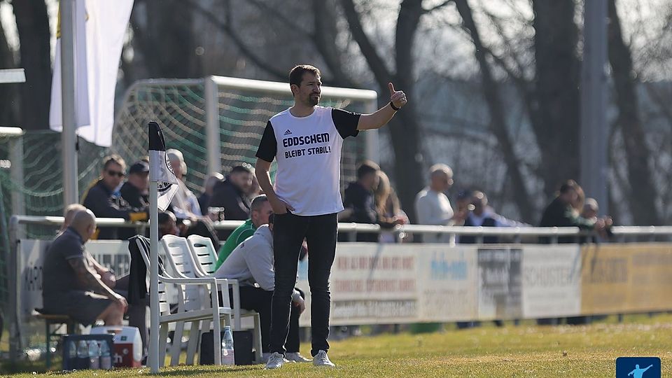 Daumen hoch für diese Leistung: Beim FC Eddersheim ist nach dem Pokalsieg gegen die TuS Hornau keine Katerstimmung erkennbar. Denn das Team von Trainer Carsten Weber (im Bild) gewinnt zuhause gegen RW Walldorf (2:1)
