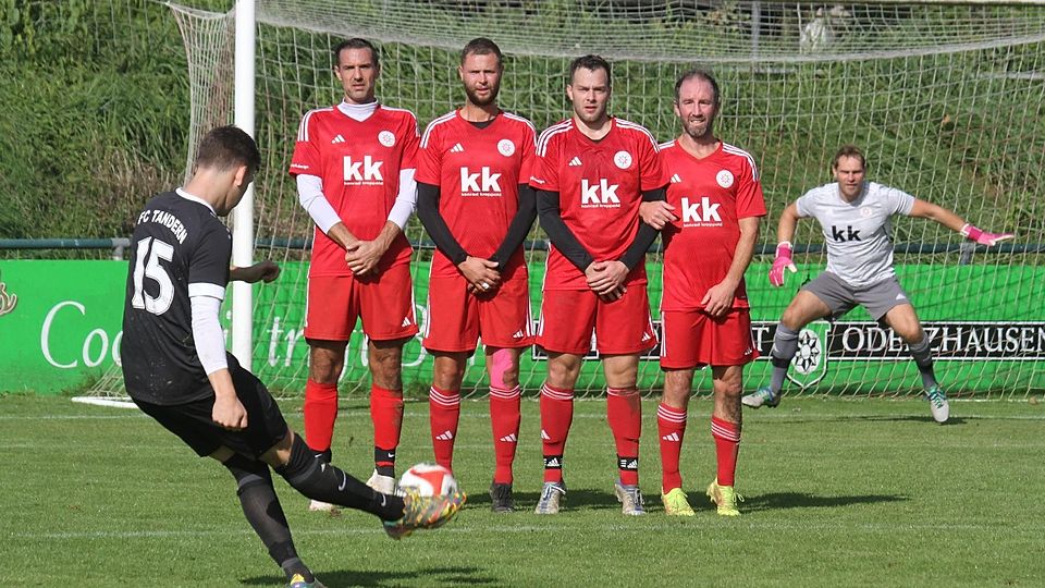 Vielleicht klappt‘s ja per Freistoß: Doch auch der Versuch von Tanderns Samuel Klobucaric blieb folgenlos für die Fußballer des SV Odelzhausen (rote Trikots).