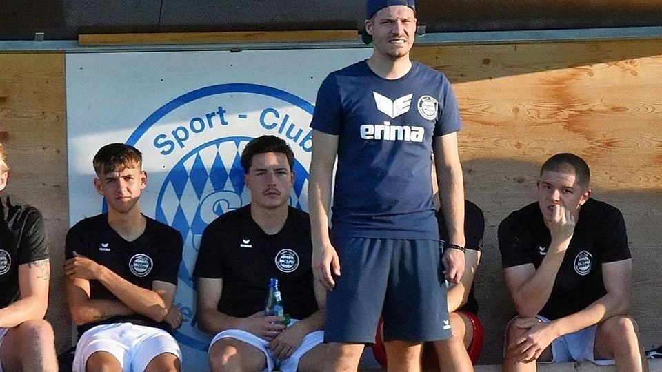 Oberweikertshofens Dominik Widemann vor der SCO-Ersatzbank.