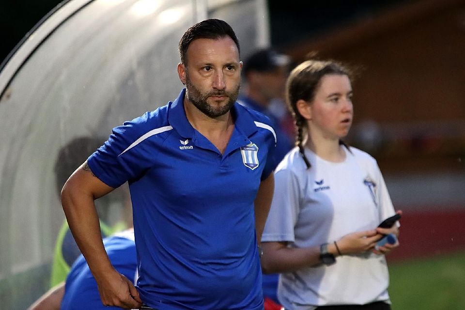 Trainer Vincenzo Contento musste mitansehen, wie der FC Aschheim seine erste Heimniederlage der Saison kassierte.