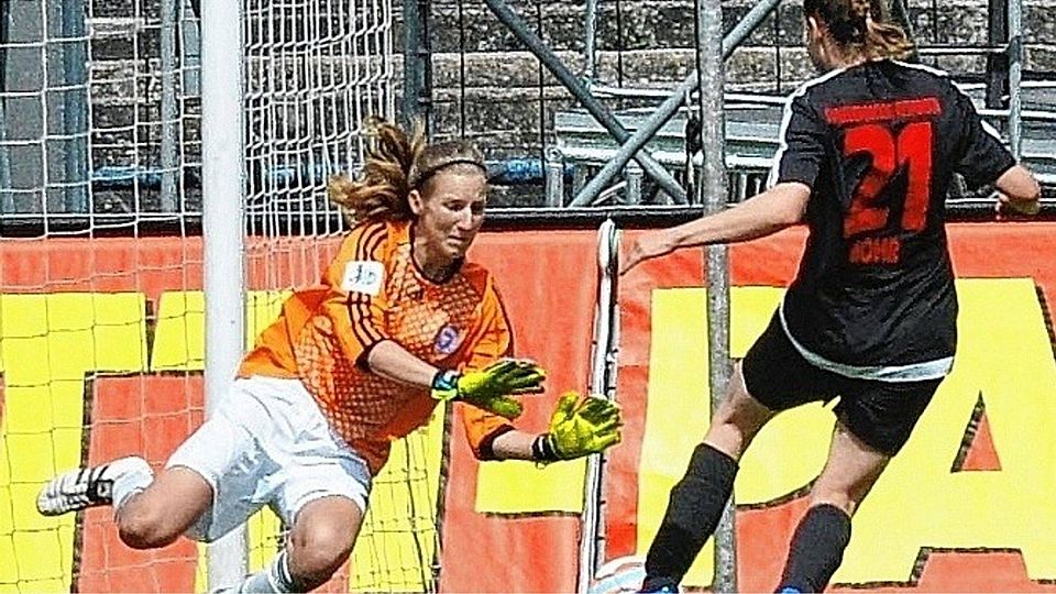 Riesenchance für Neuenbrook, aber Jule Mohr  scheitert.Stieh