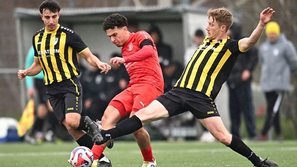 Luca Ernst vom Freiburger FC bekommt es in dieser Szene mit dem grätschenden Hausener Maximilian Faller zu tun. 