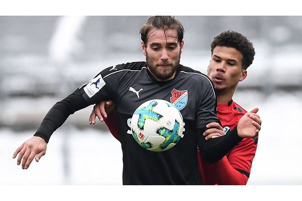 "Solche Spieler heben auch andere gleich auf ein höheres Niveau": BSC-Neuzugang Shqipon Bektasi  (im Dress des TSV Steinbach, gegen Chima Okoroji, SC Freiburg II) | Foto: Patrick Seeger