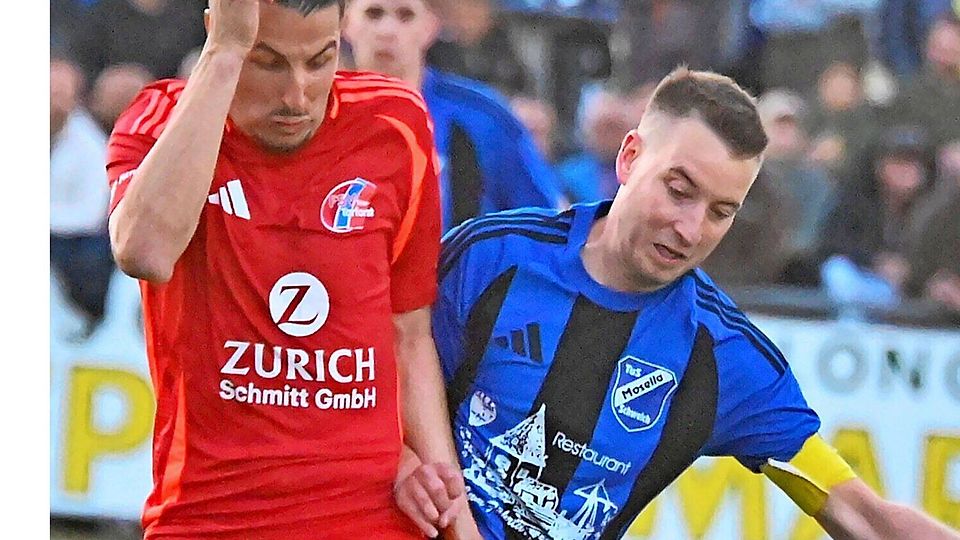 Voller Einsatz für den Klassenverbleib: Stephan Schleimer und die Schweicher (rechts, hier im Duell mit Tarforsts Nico Neumann) sind gegen Cosmos Koblenz gefordert.
