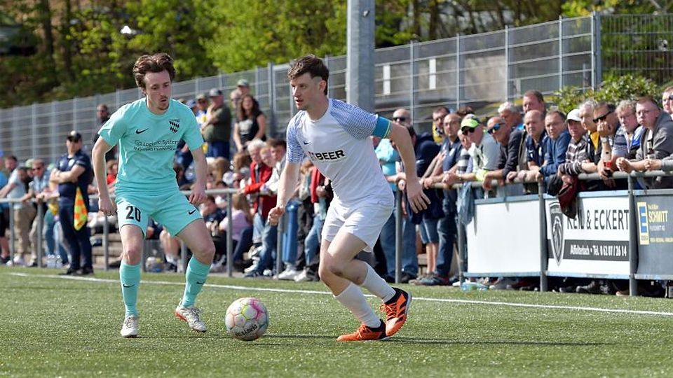 Titelentscheidung vertagt: Das Spitzenspiel der Fußball-B-Liga zwischen dem SV Affolterbach (links Jakob Steffan) und der SG Hammelbach/Scharbach (Luca Fiederlein) endete 2:2.	 Foto: Dagmar Jährling