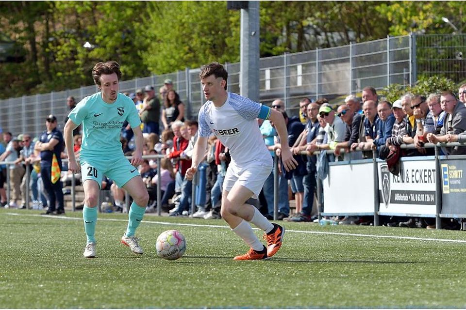 Titelentscheidung vertagt: Das Spitzenspiel der Fußball-B-Liga zwischen dem SV Affolterbach (links Jakob Steffan) und der SG Hammelbach/Scharbach (Luca Fiederlein) endete 2:2.	 Foto: Dagmar Jährling