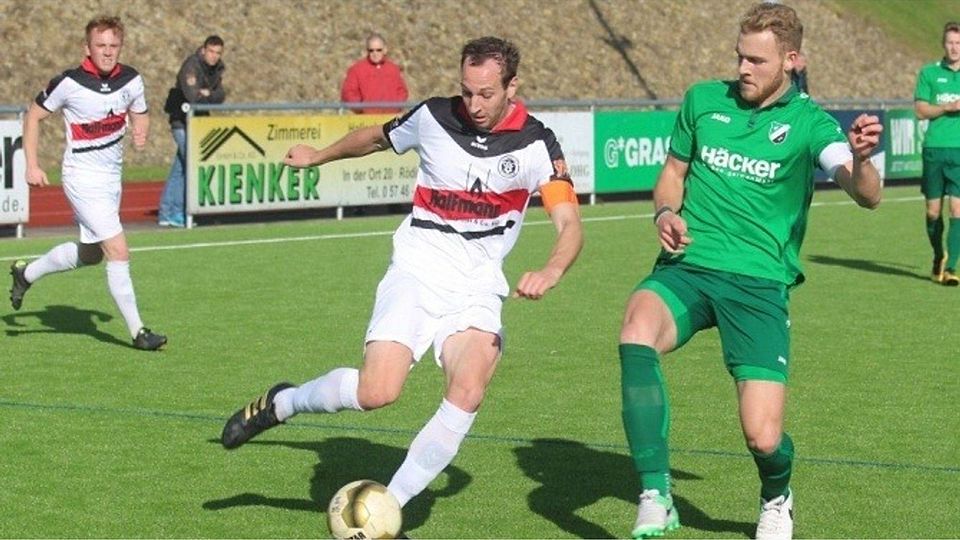 Wieder zurück: Im Spiel gegen den SV Rödinghausen II war Marvin Frenz (l.) letztmalig für den Delbrücker SC am Ball. Damals zog er sich einen Kreuzbandriss zu und beendete zunächst seine aktive Laufbahn. Nun kehrt der 26-Jährige zurück. F: Arndt