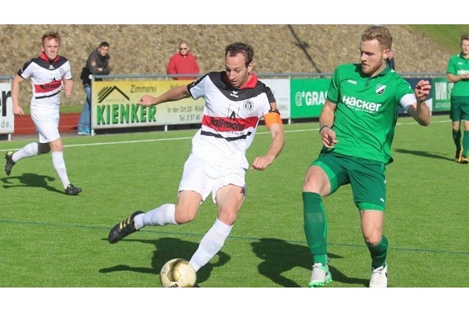 Wieder zurück: Im Spiel gegen den SV Rödinghausen II war Marvin Frenz (l.) letztmalig für den Delbrücker SC am Ball. Damals zog er sich einen Kreuzbandriss zu und beendete zunächst seine aktive Laufbahn. Nun kehrt der 26-Jährige zurück. F: Arndt
