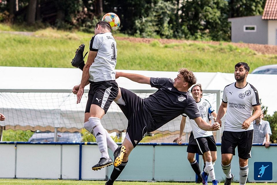 Kreisliga-Institution DJK Utzenhofen (dunkles Trikot) spielt erneut eine mehr als zufriedenstellende Saison.