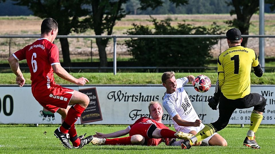 Unsanfte Bremsung: Mit Stefan Hartl und Moritz Piller (von links) sowie DJK-Torwart Daniel Thomalla versuchen hier gleich drei Gebenhofener, den Aichacher Luis Fischer am Torschuss zu hindern.