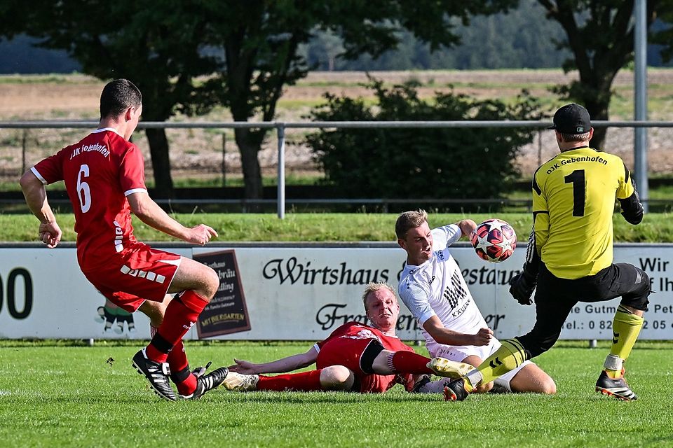 Unsanfte Bremsung: Mit Stefan Hartl und Moritz Piller (von links) sowie DJK-Torwart Daniel Thomalla versuchen hier gleich drei Gebenhofener, den Aichacher Luis Fischer am Torschuss zu hindern.