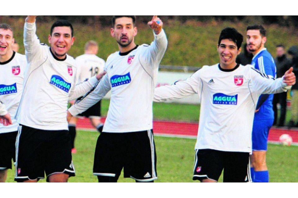 Die Spieler der SF Troisdorf 05 bejubeln den Treffer von Ali Al Shaibani (rechts) zum 3:0. Fotos: Bröhl