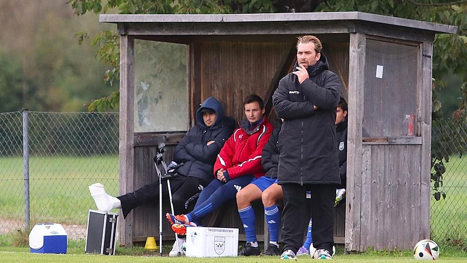 Chefcoach statt Torwart-Trainer: Florian Schauer (re.) wird die Eurasburger Fußballer noch mindestens bis zur Winterpause betreuen.