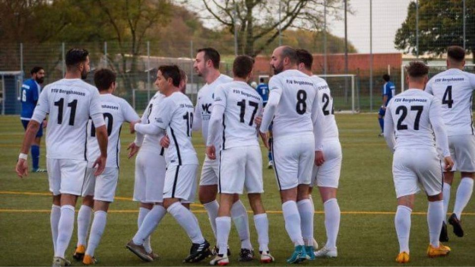 Die Mannschaft um Topscorer Gencer Alaca (Nummer 11) ist Tabellenführer in der Kreisliga A1.  Foto: FSV Bergshausen Facebook