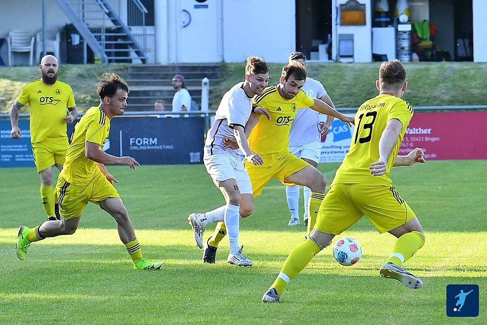 Die Spvgg. Selzen (in den gelben Trikots) hat sich im Entscheidungsspiel um den Klassenerhalt gegen die TSG Heidesheim (in Weiß) behauptet.