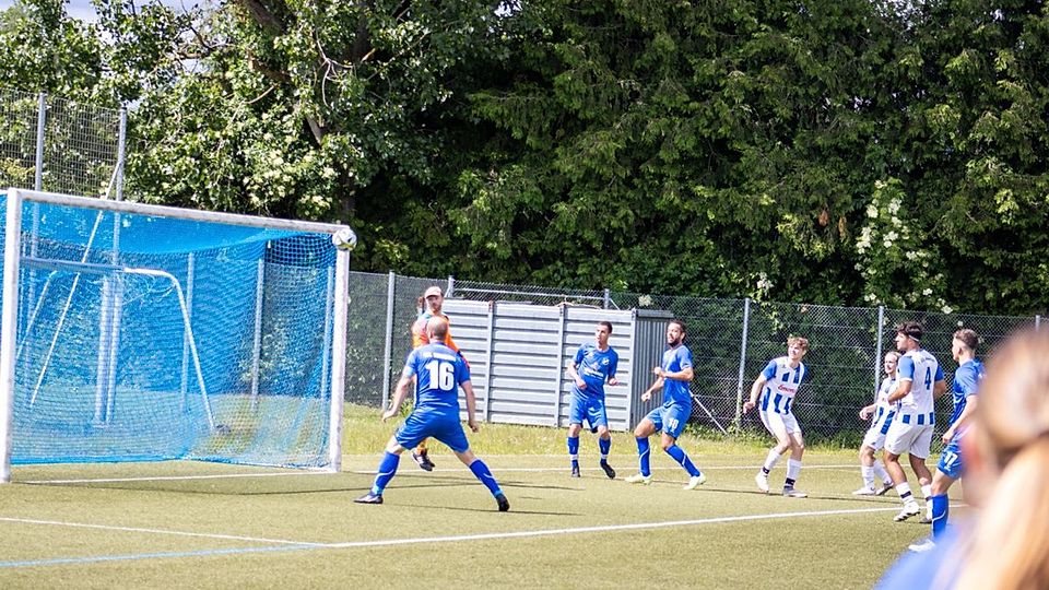 Eines der fünf Gegentore, die der SC Gröbenzell vom VfL Egenburg bekam.