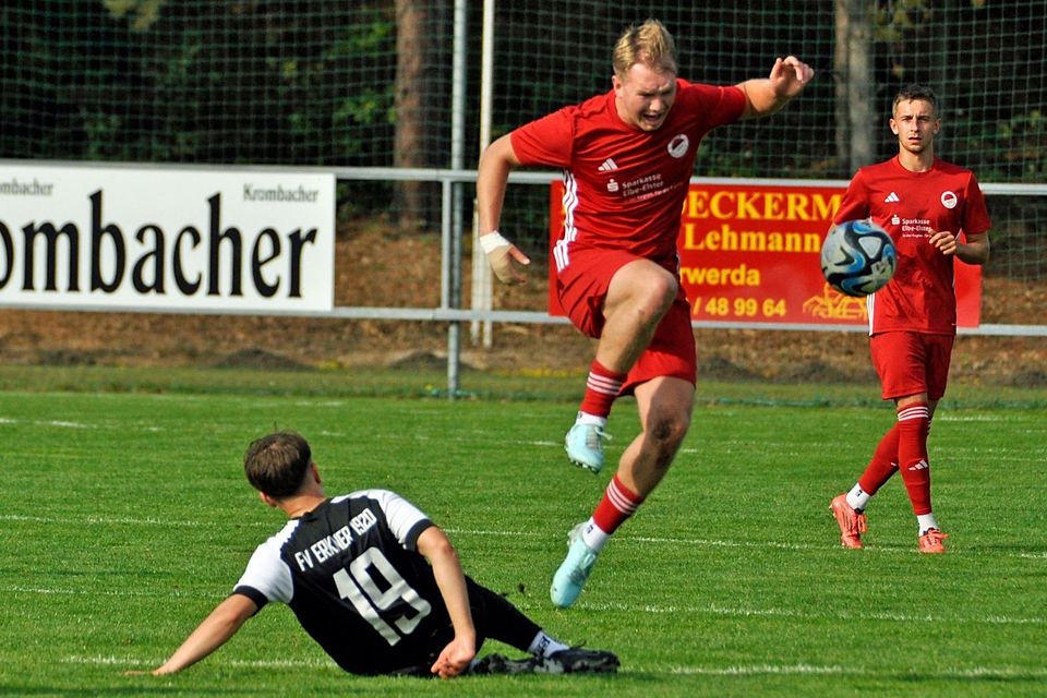 Hohenleipisch - hier mit Stanley Ott über Stanislav Catholy in einer Hinspielszene - hat die Auswärtshürde Erkner erfolgreich übersprungen.