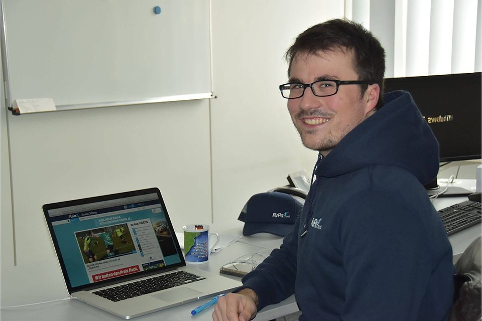 Joscha Hoops an seinem Arbeitsplatz in der FuPa-Redaktion bei der NORDSEE-ZEITUNG in Bremerhaven. Foto Paasch