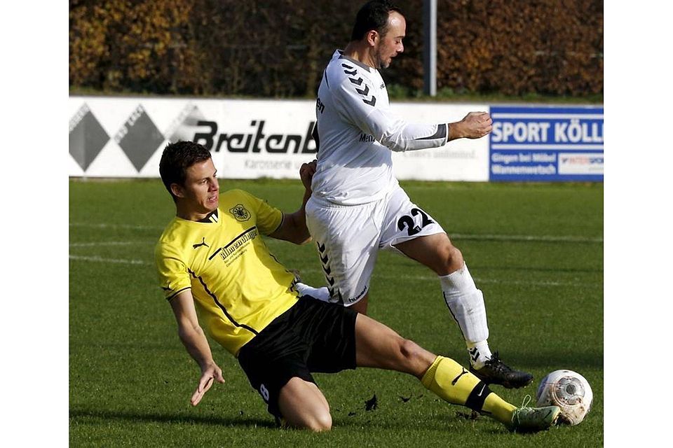 Marco Hensel vom TSV Obere Fils muss sich ganz lang machen, um Geislingens Kapitän Giacomo De Lucia zu stoppen.