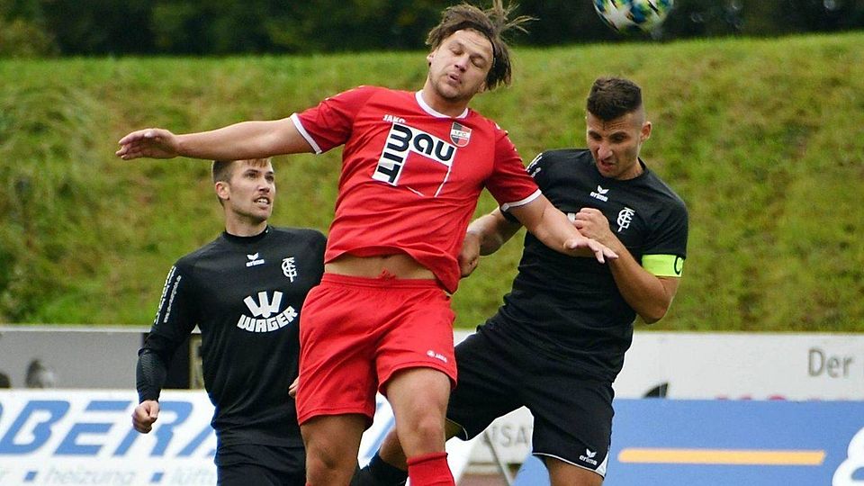 Kapitän Tiemo Reutter (rechts) musste im Spitzenspiel gegen den 1. FC Sonthofen (Mitte Andreas Hindelang) erst mal auf der Bank Platz nehmen, nach der Verletzung von Elias Weichler unterstützte er aber Maximilian Braun (links) in der Defensive – und verrichtete diese Arbeit überzeugend.